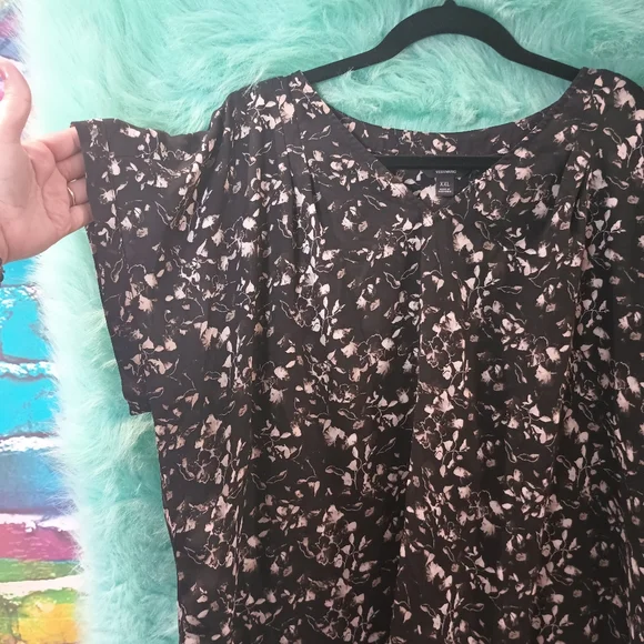 Simply Vera Vera Wang Black and Gray V-Neck Floral Blouse Size XXL - Picture 5 of 10